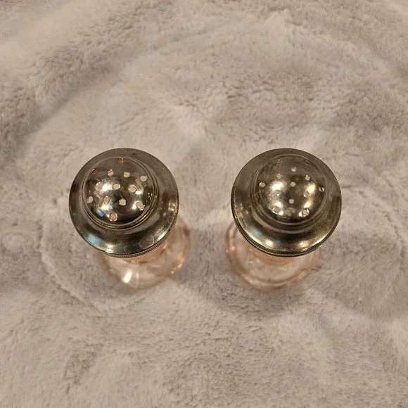 Vintage Hazel Atlas Pink Depression Royal Lace Salt‎ and Pepper Shakers - Picture 2 of 3